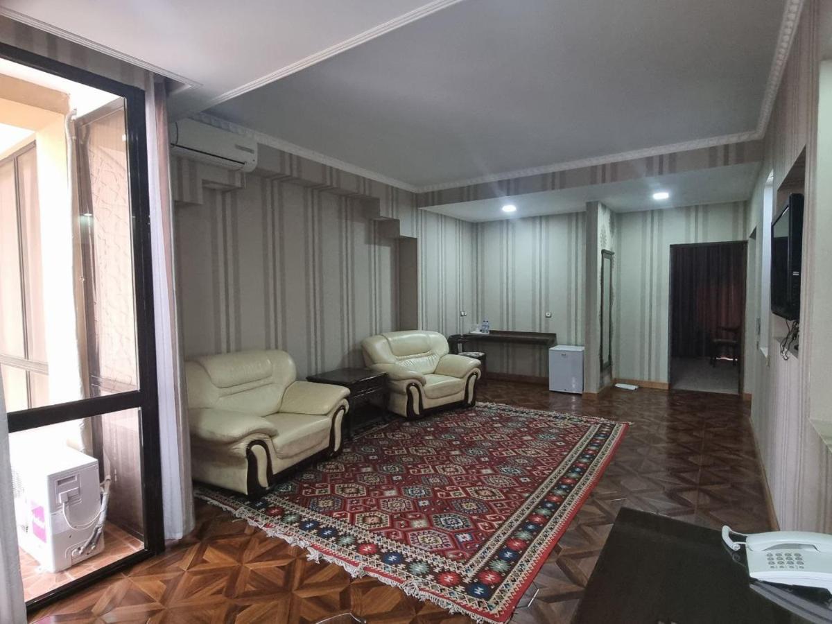 בוקורו Omar Khayyam Hotel מראה חיצוני תמונה