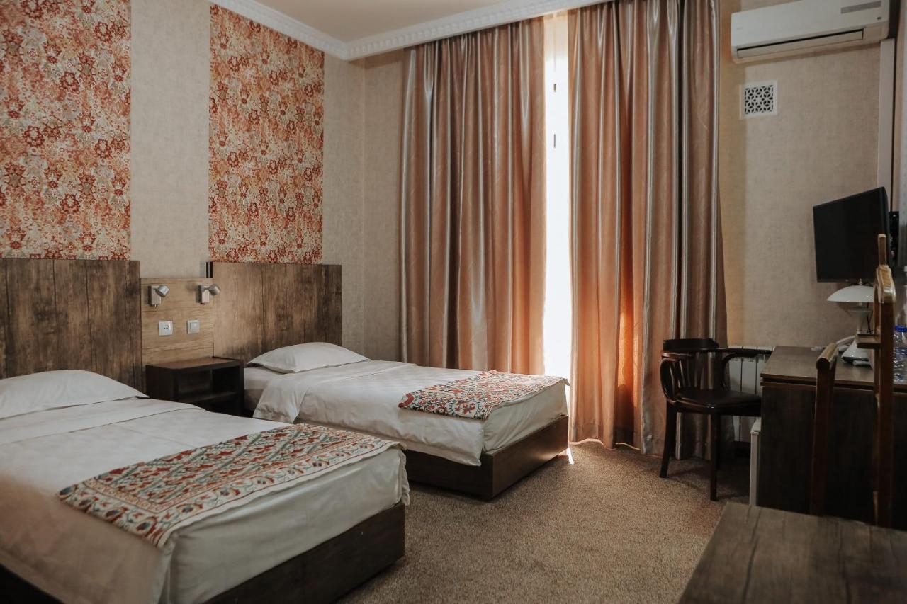בוקורו Omar Khayyam Hotel מראה חיצוני תמונה