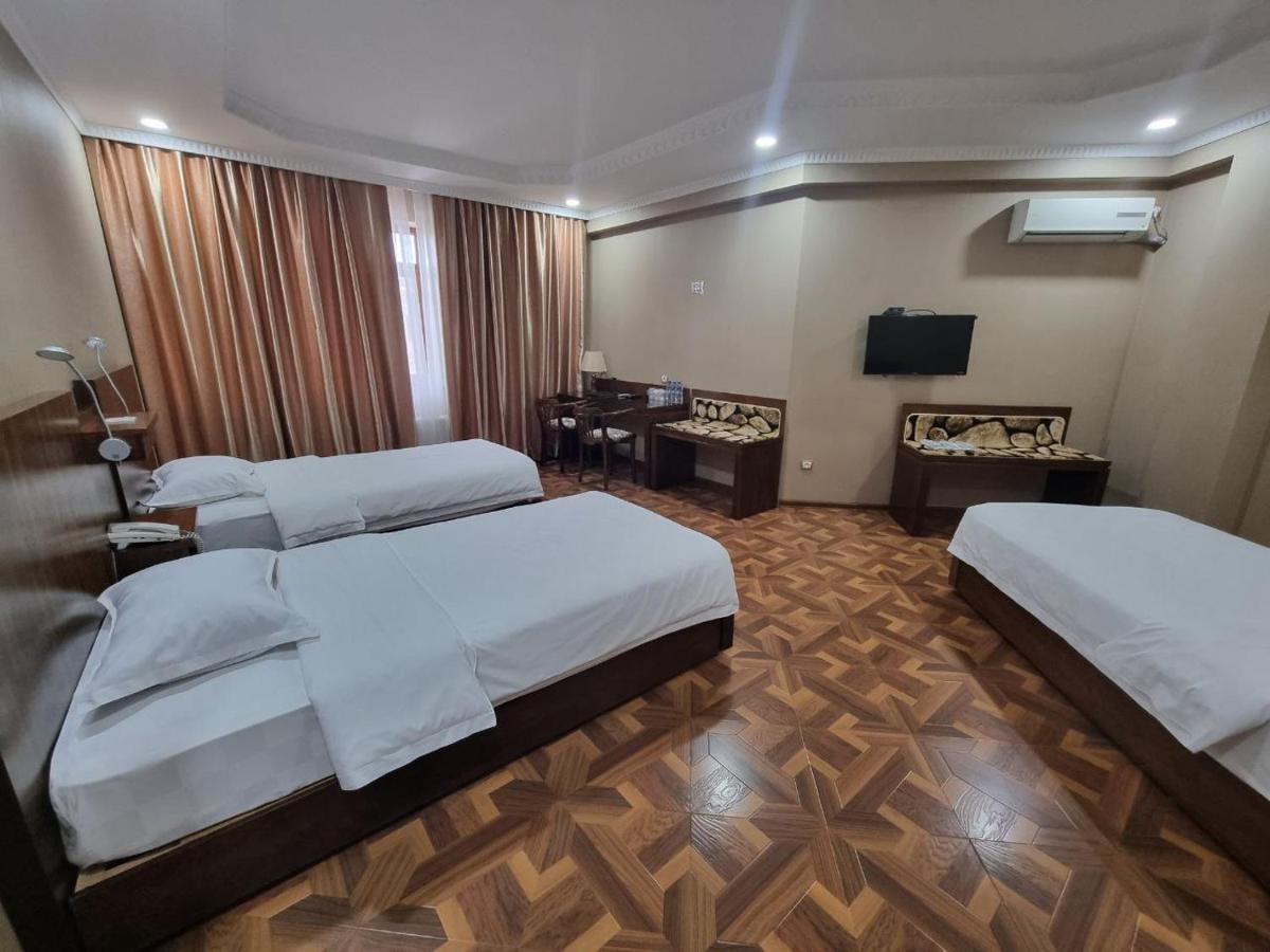 בוקורו Omar Khayyam Hotel מראה חיצוני תמונה
