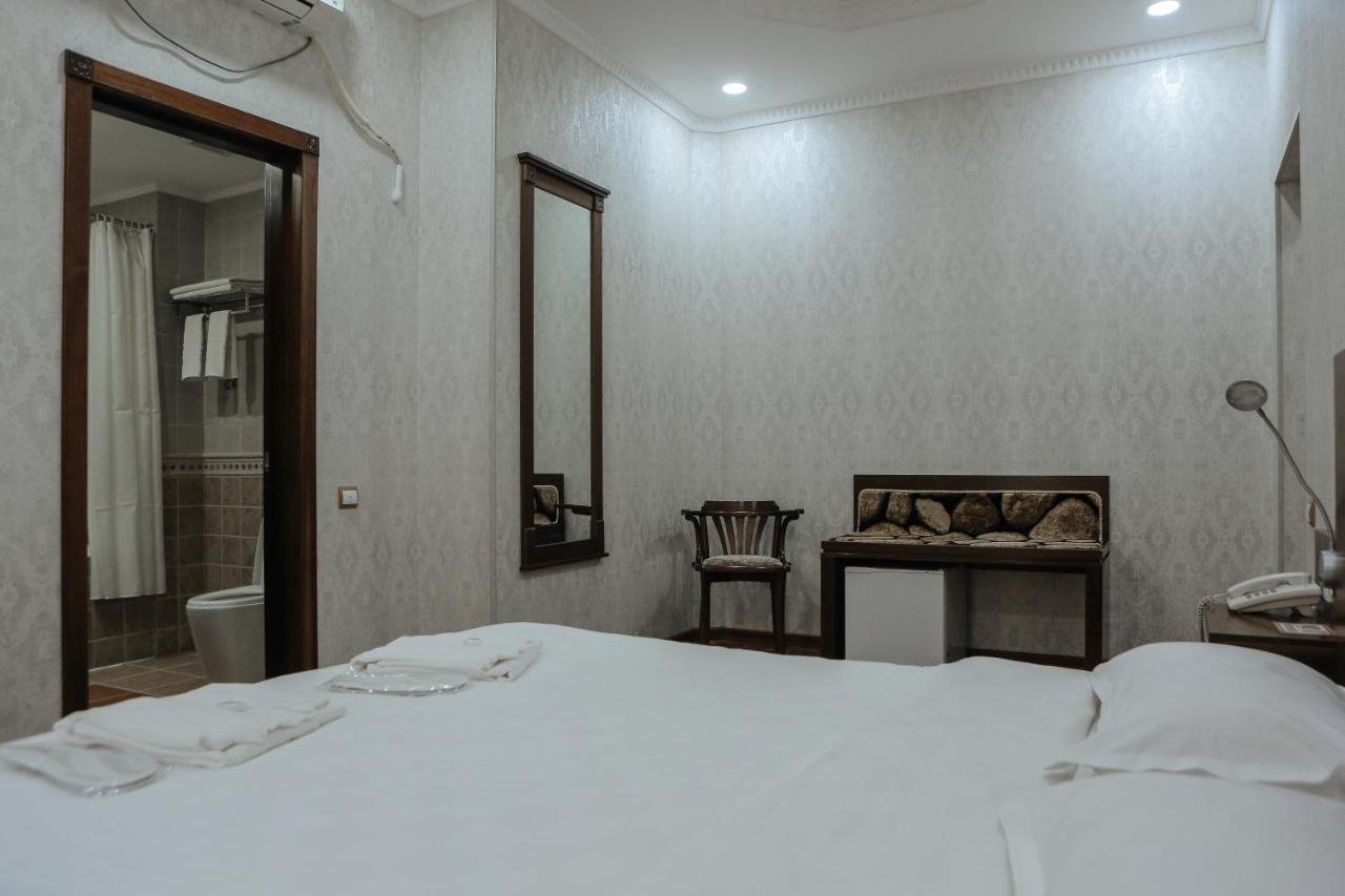 בוקורו Omar Khayyam Hotel מראה חיצוני תמונה