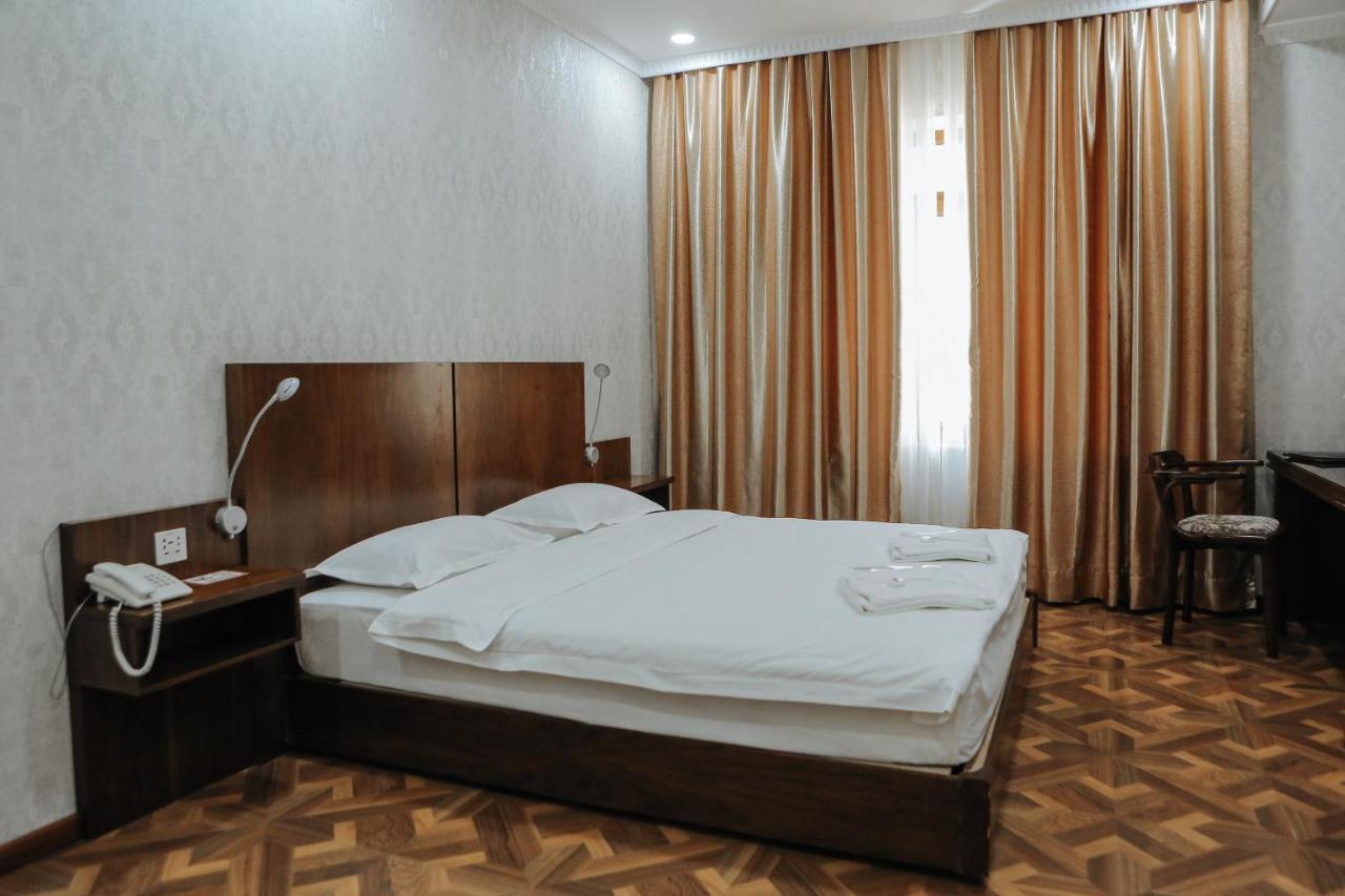 בוקורו Omar Khayyam Hotel מראה חיצוני תמונה